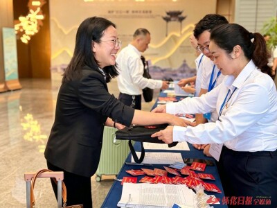 怀化市第七次党代会400余名代表向大会报到