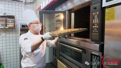 酱板鸭“包”进月饼 咸香微辣卖爆了