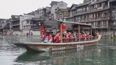 “寻美湘西·山水启新篇”国际媒体团采风活动走进凤凰古城
