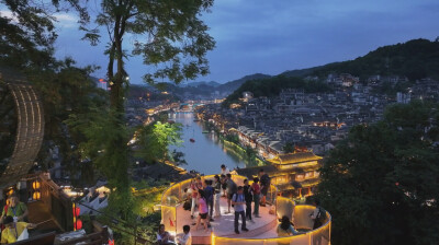 创新旅拍“旱地拔葱” 解锁古城绝美夜景