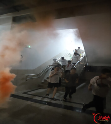 天易贵竹学校初中部开展夜间消防疏散演练