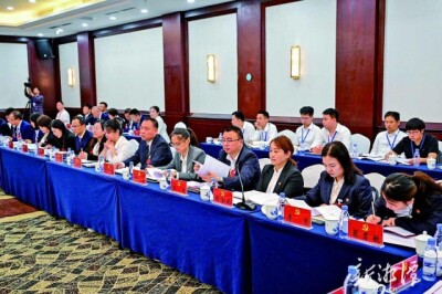 各代表团继续讨论两个报告