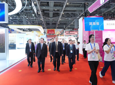 毛伟明率团参观第五届数贸会展馆
