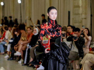 米兰时装周惊现辣条礼服，售价超10万元