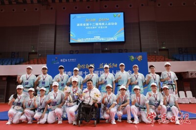 省残运会举重赛场 常德选手李俊揽两金成“合影热门”