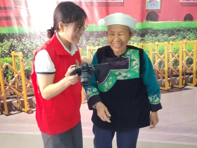 一张合影里的团圆味 一场义诊中的敬老情
