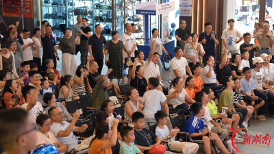 2026“湘超”联赛第八轮第二现场：文体盛宴点亮北湖秋夜 特色市集展家乡魅力