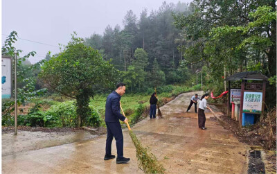 桑植县纪委监委开展人居环境整治实践活动