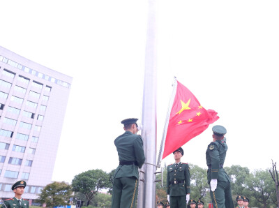 今天，株洲市党政军机关举行升国旗仪式