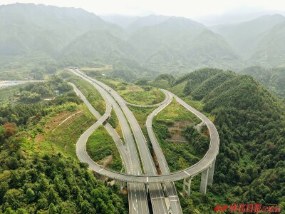 怀化高速公路国庆假期预计总流量约181.86万辆，10月1日为出行最高峰