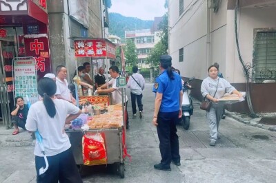 “城管蓝”护航国庆 让城市有“烟火气”更有“文明范”