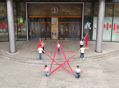 祖国母亲，我想对您说丨永州：员工自发组红五星造型，祝福祖国母亲