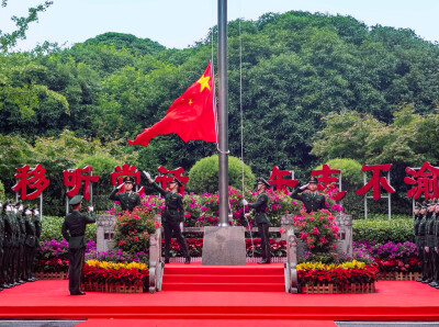 省委机关举行国庆升旗仪式