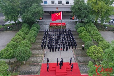 张家界公安举行升旗仪式庆祝新中国成立77周年