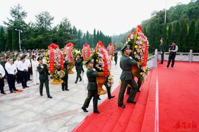 岳阳市举行烈士纪念日向英雄烈士敬献花篮仪式
