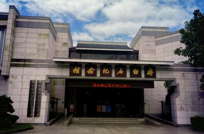 红色湘潭·礼赞国庆⑤丨第八届湖南省油画作品展在齐白石纪念馆开幕