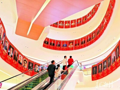 红色湘潭·礼赞国庆⑥丨湘潭最美风景：商场“C位”不挂广告挂英雄海报