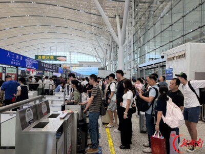 10月2日，国铁广州局预计发送旅客298.7万人次，加开404趟列车