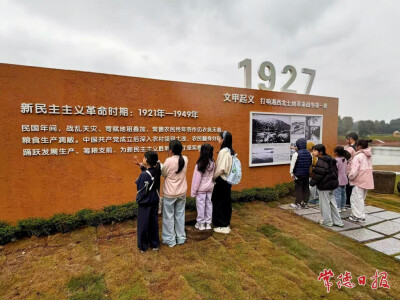 百年粮安路建成迎客 港中坪国庆首日新业态吸睛