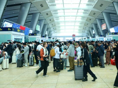 国庆假期首日中国跨区域人员流动量预计超3.3亿人次
