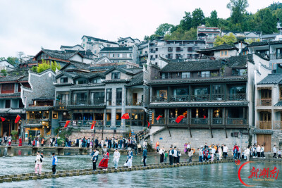 图集丨沱江灯火映佳节 凤凰古城引客游