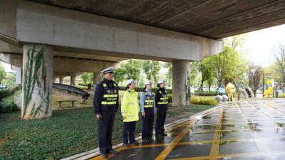 国庆我在岗｜中方交警护航群众平安出行路