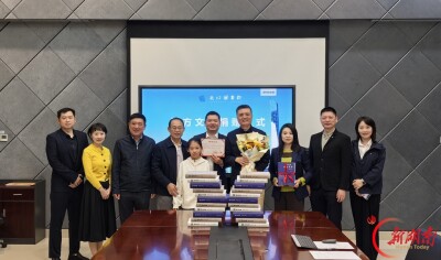 助力书香城市建设 《独立思考·李时平文集》捐赠长沙图书馆