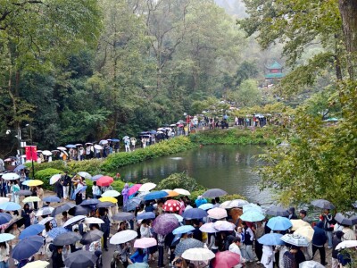 雨天护航 坚守一线！麓山景区全力做好国庆假期游园保障