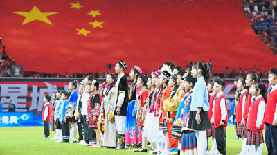 巨型五星红旗亮相“湘超”看台