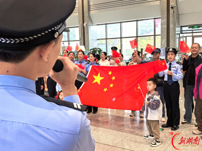 图片新闻｜候车室里歌声扬