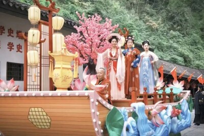 国风大巡游燃动桃花源！三场定点快闪演绎千年风华