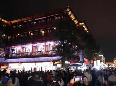 国庆假期第三天：常德河街延续高位客流 “湘超”第二现场热力翻涌