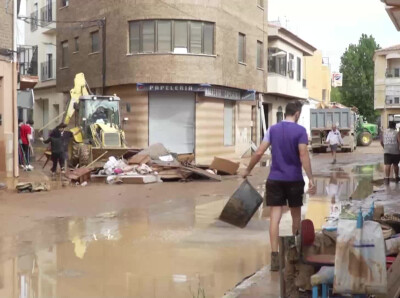 西班牙多地遭强降雨 部分地区出现洪水