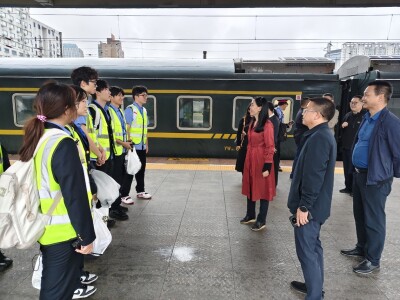 国庆守一线 青春显担当——湖南铁道职院赴怀化慰问客运保障一线的实习师生