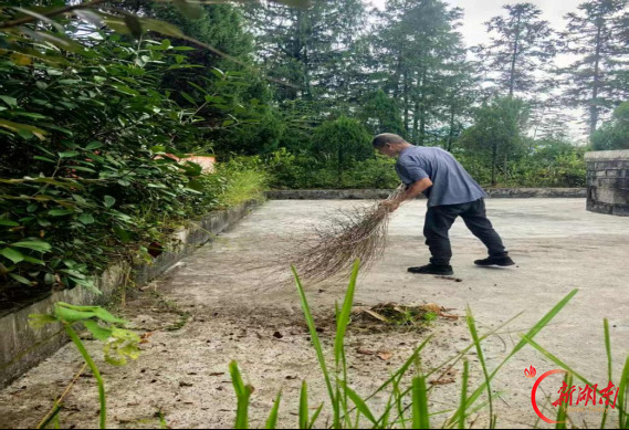 他守护长眠湘西的12名东北籍烈士