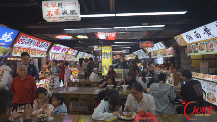 凤凰古城节日“夜经济”火热 
