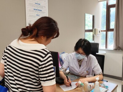 1010干眼关爱日｜电子产品看久了眼睛干有异物感？岳阳爱尔眼科医生提醒：可能是睑板腺堵了