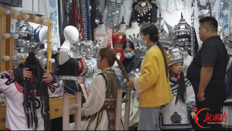 人气爆棚！凤凰古城假日文旅消费活力满满
