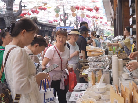 这个国庆，凤凰古城业态丰富人气旺！
