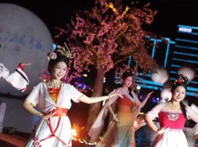 视频丨人潮汹涌处，看见东江湖的“热”与“暖”