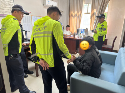 多人挤乘摩托车！交警警示：别让孩子拿生命冒险