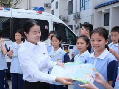 五千余人共上一堂“利剑护蕾”法治课！平江法院未成年人保护专题法治宣讲走进启明中学