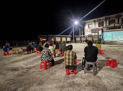 光影点亮乡村夜 阵地温暖群众心