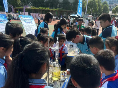 科技筑梦 智创未来——吉首市举办第十八届中小学科技创新教育活动
