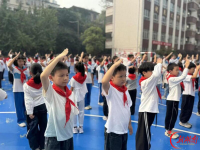 “高举队旗跟党走，少年接力新长征”——株洲市芦淞区庆云山小学举行少先队新队员入队仪式
