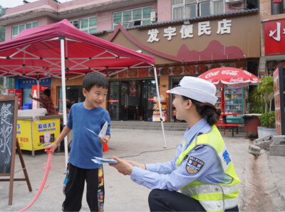 护航旅发大会 花垣交警擦亮边城茶峒文旅窗口