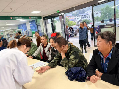 保靖县葫芦镇中心卫生院开展义诊筛查及业务培训