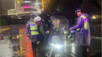 夜查交通乱象 保障群众安全