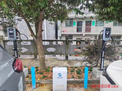 一“桩”解民忧 洪江群峰乡集镇公共充电桩投运