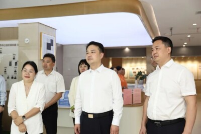 白云峰开展“敬老月”走访慰问活动